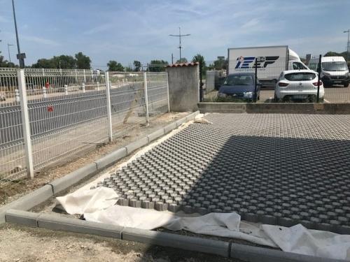 AMENAGEMENTS EXTERIEURS DALLE BETON ENGAZONEE PARKING ENTREPRISE - VAULX