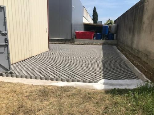 AMENAGEMENTS EXTERIEURS DALLE BETON ENGAZONEE PARKING ENTREPRISE - VAULX