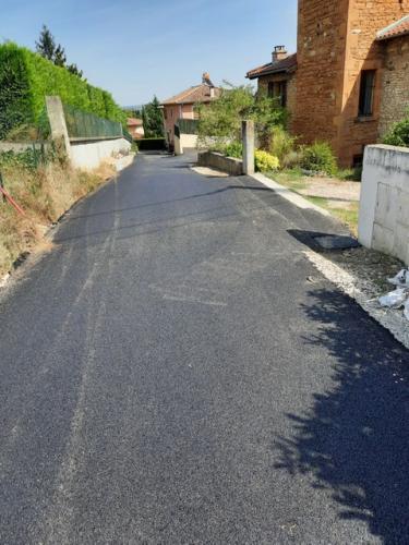 AMENAGEMENTS EXTERIEURS ENROBES- CHANTIER CHARVIEU