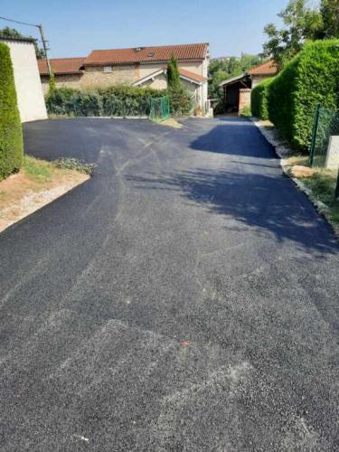 AMENAGEMENTS EXTERIEURS ENROBES CHANTIER CHARVIEU