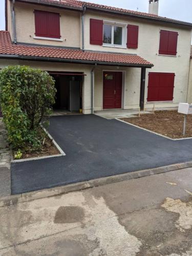 AMENAGEMENTS EXTERIEURS ENROBES ENTREE DE MAISON - DECINES