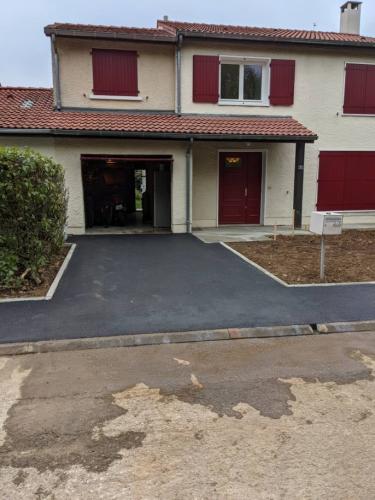 AMENAGEMENTS EXTERIEURS ENROBES ENTREE DE MAISON - DECINES