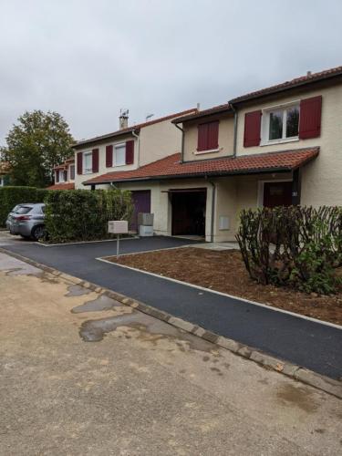 AMENAGEMENTS EXTERIEURS ENROBES ENTREE DE MAISON - DECINES