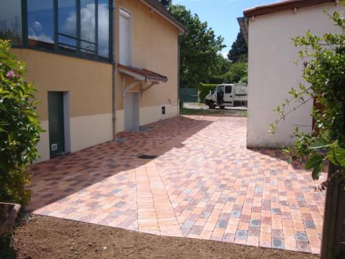 AMENAGEMENTS EXTERIEURS PAVES - CHEMIN EN PAVES - ENTREE EN ENROBE