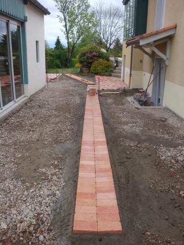 AMENAGEMENTS EXTERIEURS PAVES - CHEMIN EN PAVES - ENTREE EN ENROBE